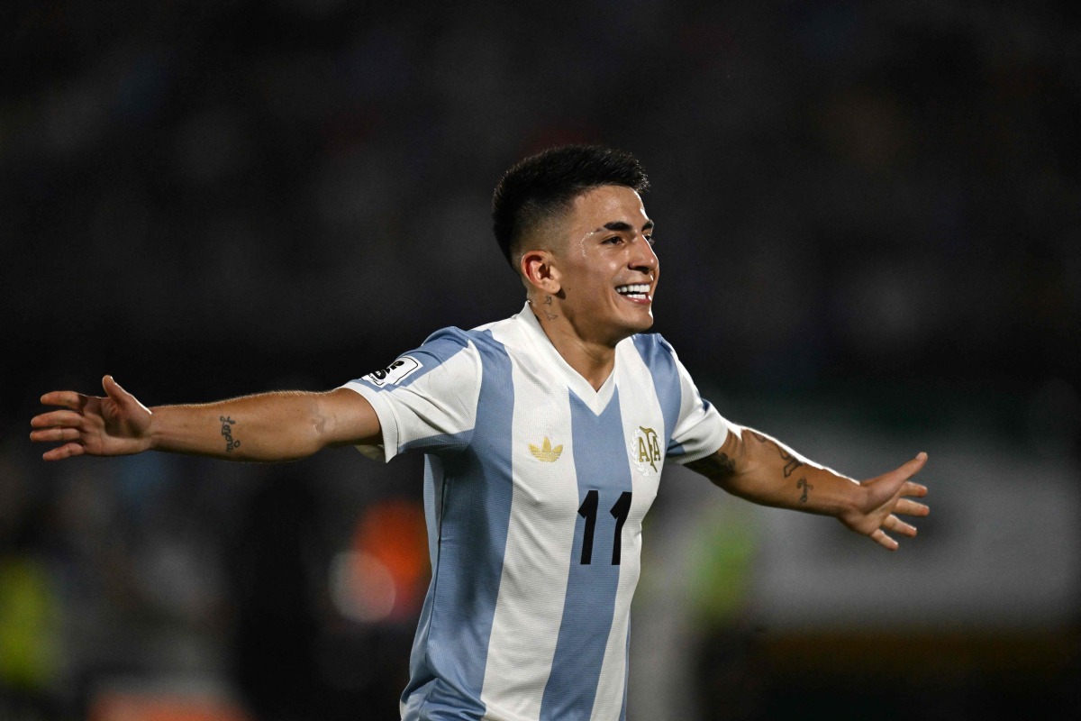 TOPSHOT - Argentina's midfielder #11 Thiago Almada celebrates after scoring during the 2026 FIFA World Cup South American qualifiers football match between Uruguay and Argentina at the Centenario stadium in Montevideo, on March 21, 2025. (Photo by Eitan ABRAMOVICH / AFP)
