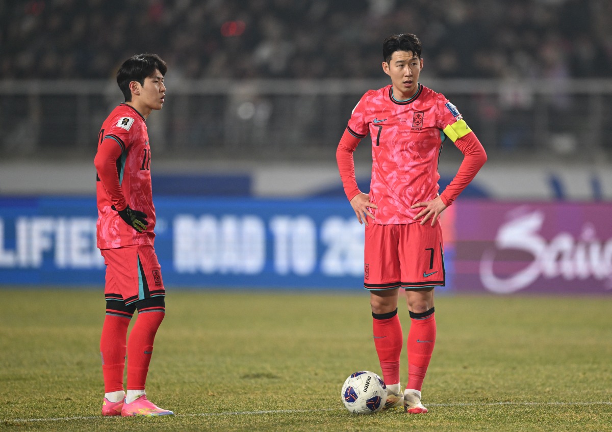 South Korea's Son Heung-min (R) and Lee Kang-in (L) prepare a free kick during the World Cup 2026 Asian qualifier football match between South Korea and Oman in Goyang on March 20, 2025. (Photo by Jung Yeon-je / AFP)
