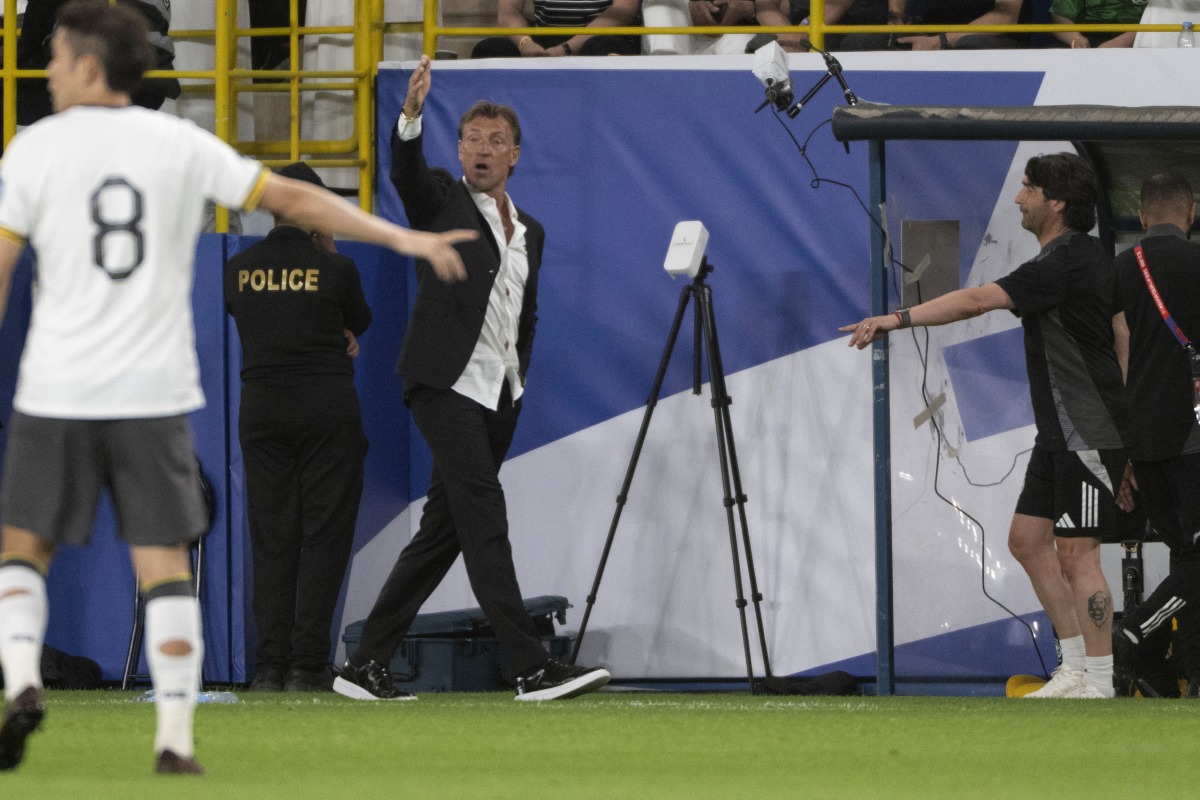 Saudi Arabia's French coach Herve Renard speaks to his players during the FIFA World Cup 2026 Asia zone qualifiers group C football match between Saudi Arabia and China at the Al-Awwal Park in Riyadh on March 20, 2025. (Photo by AFP)